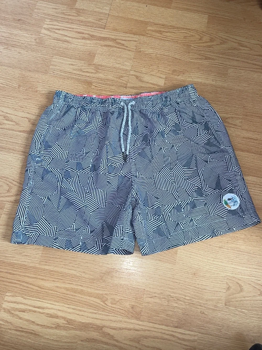 Spicy Tuna Men’s Black & White Retro 5” Inseam Lined Swim Trunks Size Large